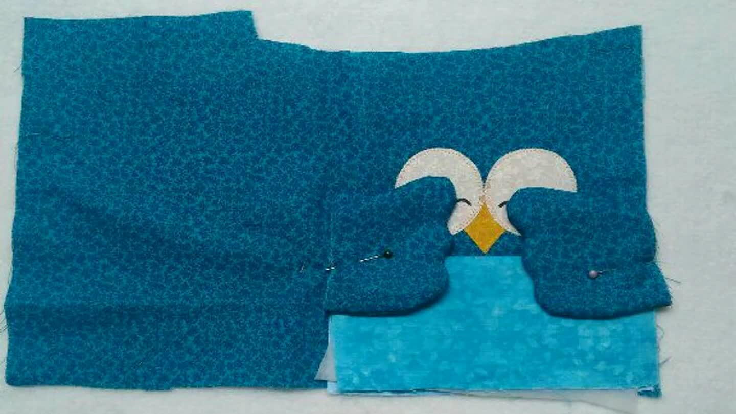 Coloque o bolso, desvire e posicione as asas, prenda com alfinetes