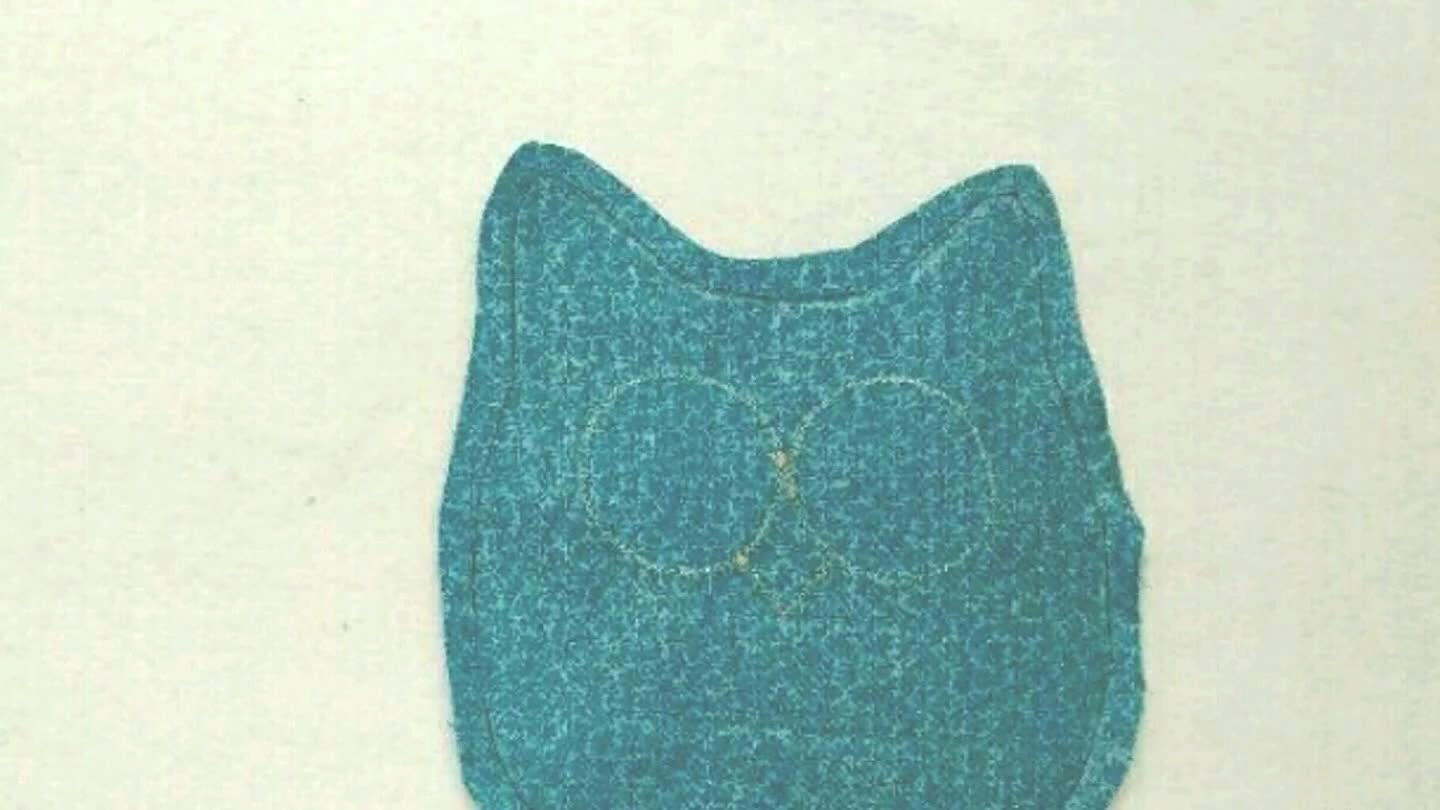 Costure deixando uma abertura em baixo para desvirar. Faça piques ao redor de todo corpo para evitar que fique repuxado (cuidando para não cortar a costura).