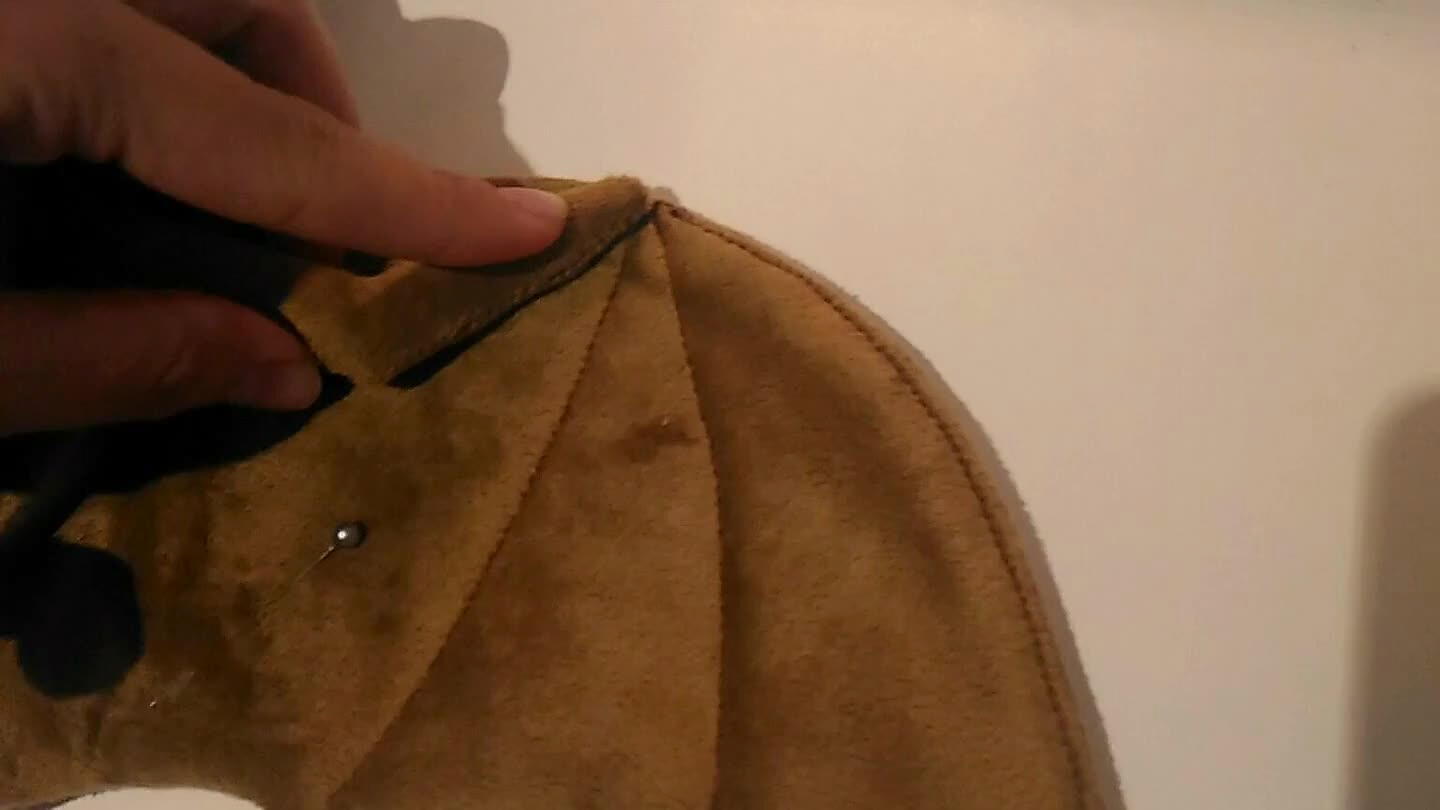 a costura para os 3 dedos do morcego (comece onde terminou o braço e siga até as pontas da asa)