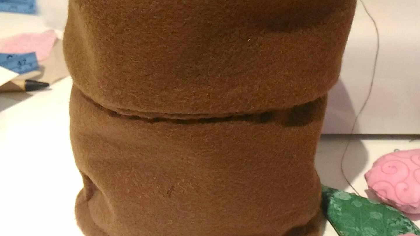 umado no molde. Nesse caso não coloquei manda, mas segui a mesma costura de antes. No final dobrei a ponta e coloquei uns pontos invisíveis para fazer essa borda do vaso