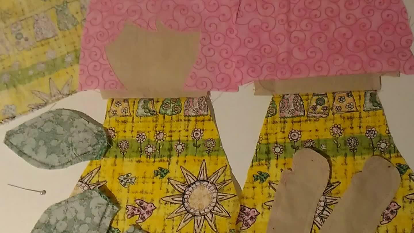 rás= costure o cabelo no pescoço e o pescoço no vestido. Costure as pétalas, folhas, braços, e o forro. Lembre de fazer os piques ao redor