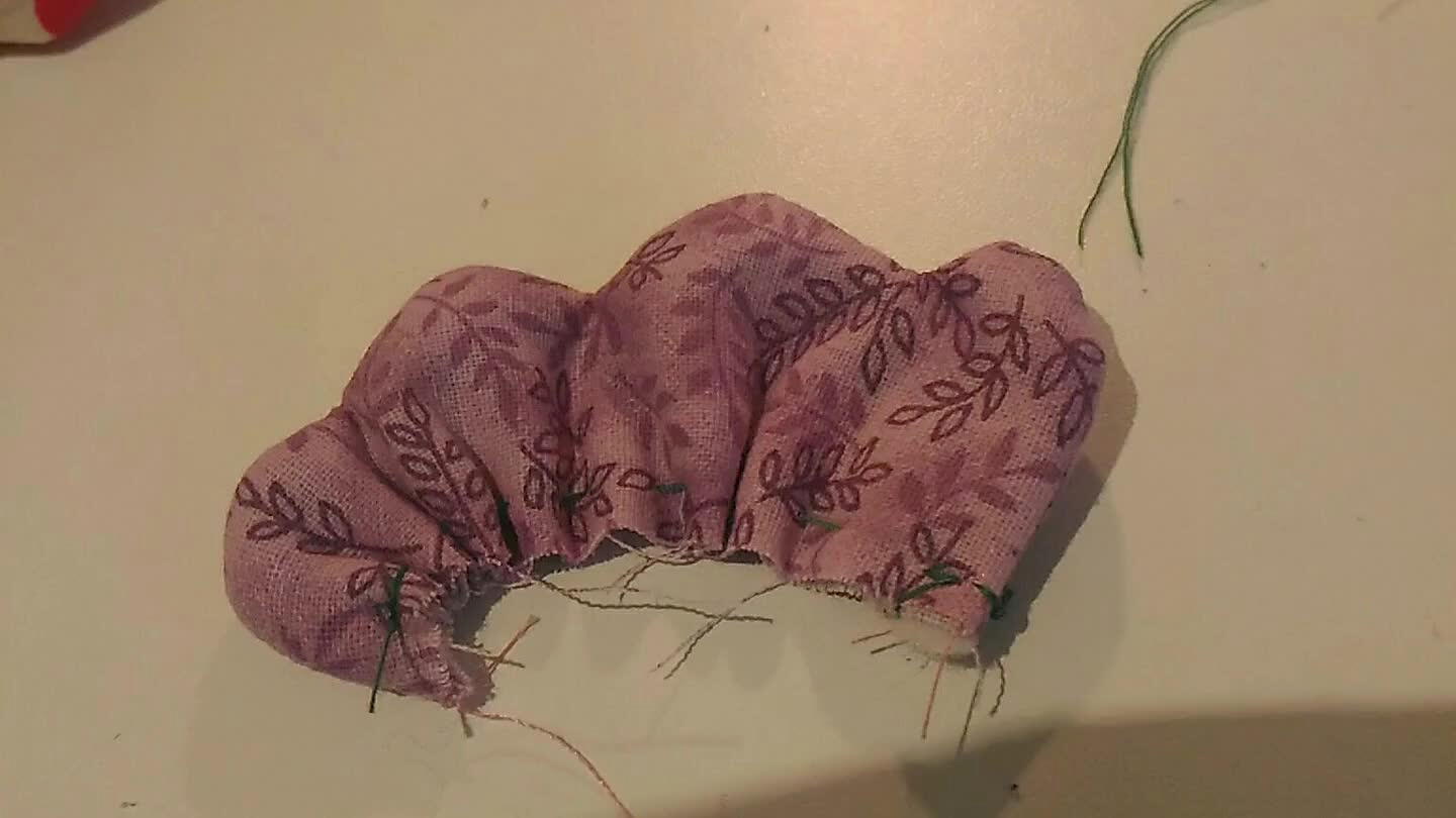 er aplicada na cabeça da galinha antes de passar a costura do corpo (esqueci de fazer antes haha)