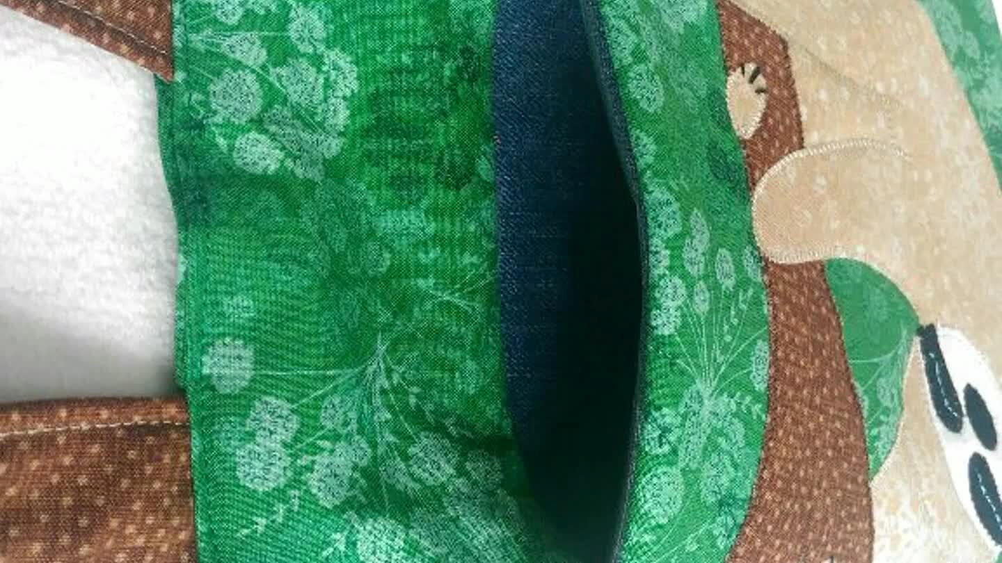 na lateral do tecido externo para depois desvirar. Desvire, dobre e posicione de uma forma que esconda o tecido interno e então passe a costura unindo as partes.