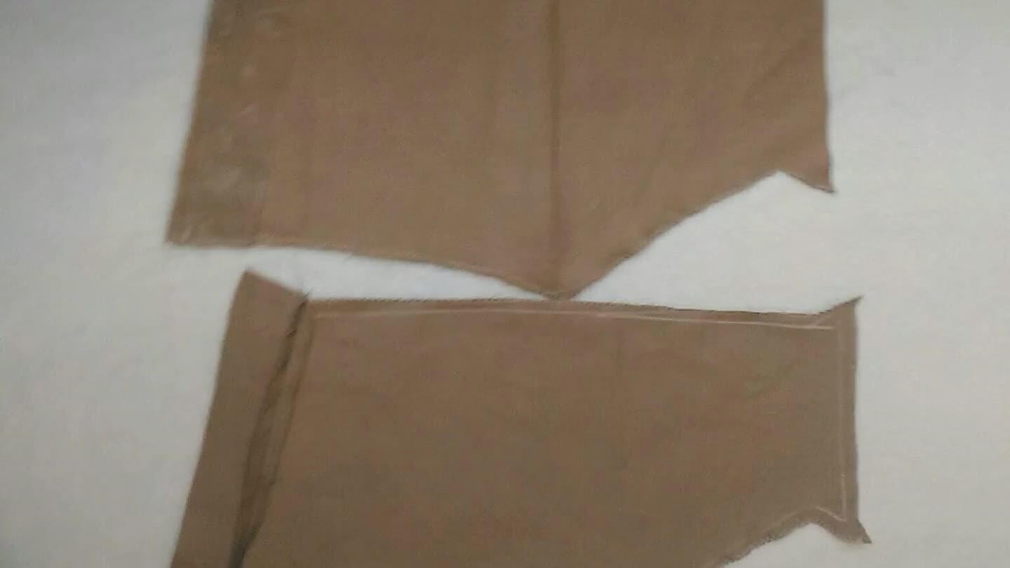 Corte da calça ( passar zigzag ou overlock ao redor para não desfiar, costurar o revel e abrir a costura