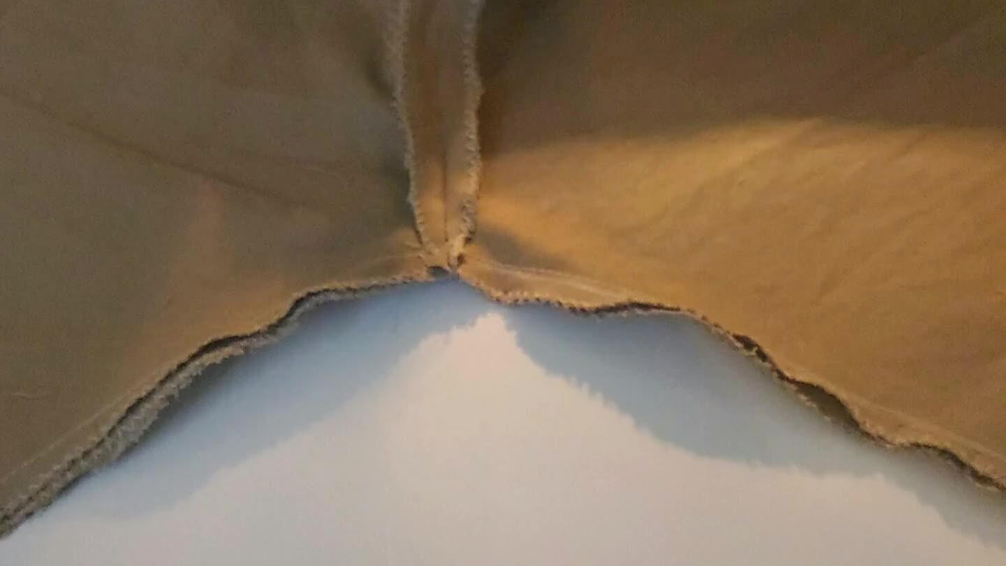 Centralize bem a parte de dentro das pernas, para que a união das costuras de trás coincida com a da frente, alfinete e costure a parte de dentro das pernas da calça
