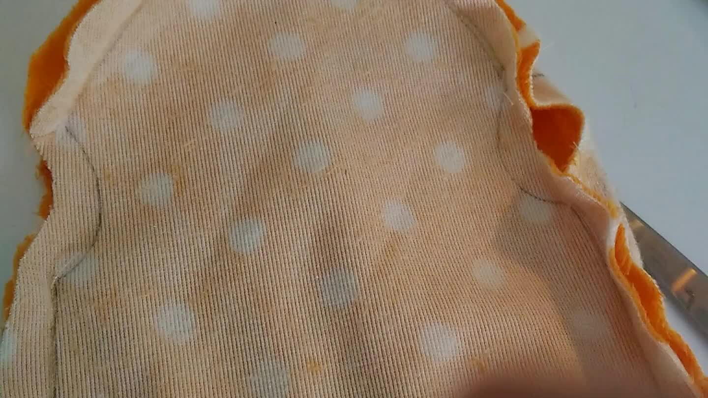 Coloque as patas pelo lado direito, alfinete e alinhavar antes de costurar na máquina. Lembre de abrir as costuras e posicionar as costuras da pata com as costuras do corpo