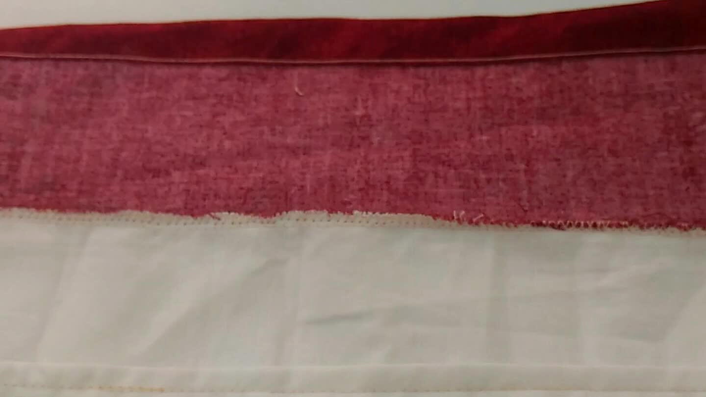 ie. Faça a barra e uma barra maior na parte de cima para passar o elástico. Passe o elástico e feche a saia
