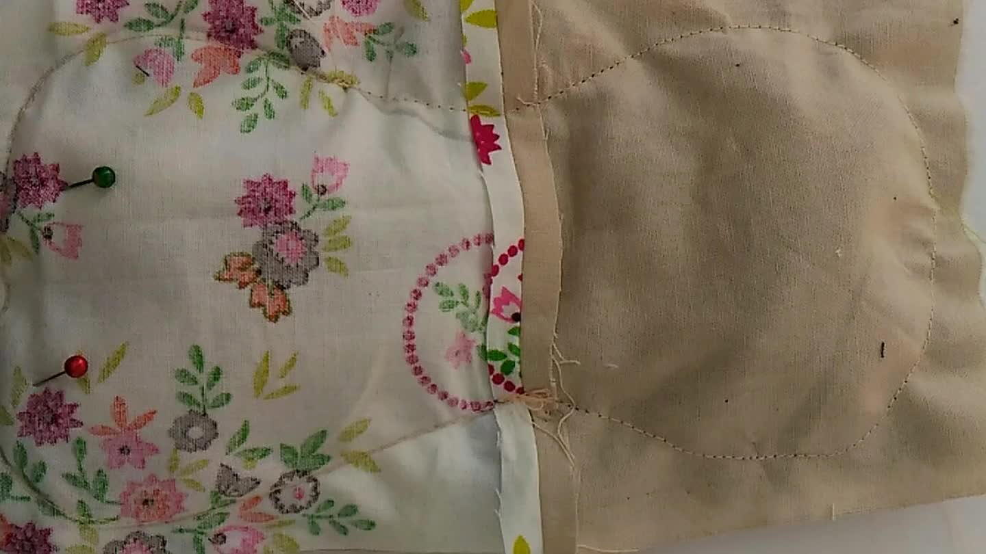 teral ou no local das pernas, sem costura para poder desvirar ( corte o que sobrar do tecido, deixando margem de até 1 cm, faça piques e desvire