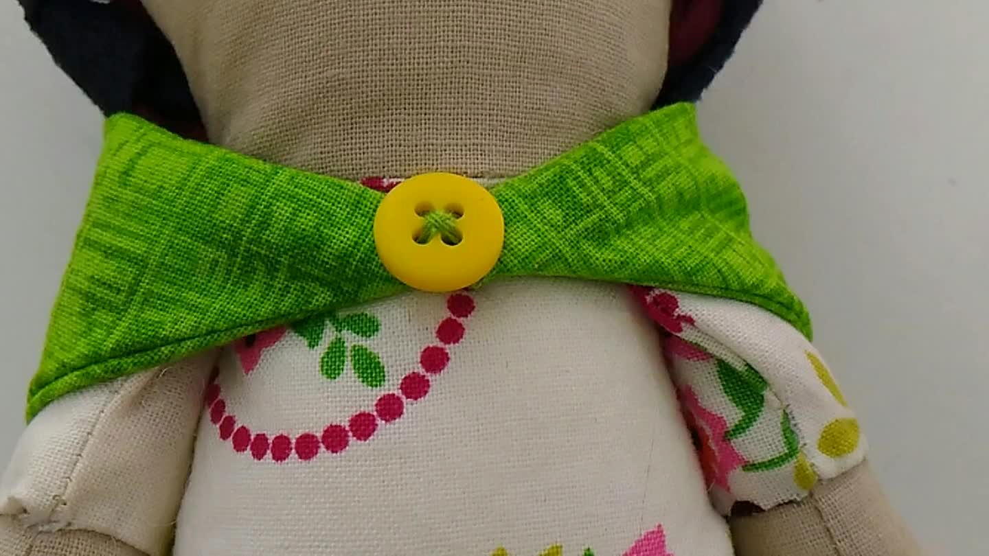 bem firme. Coloque o xale e prenda com botão