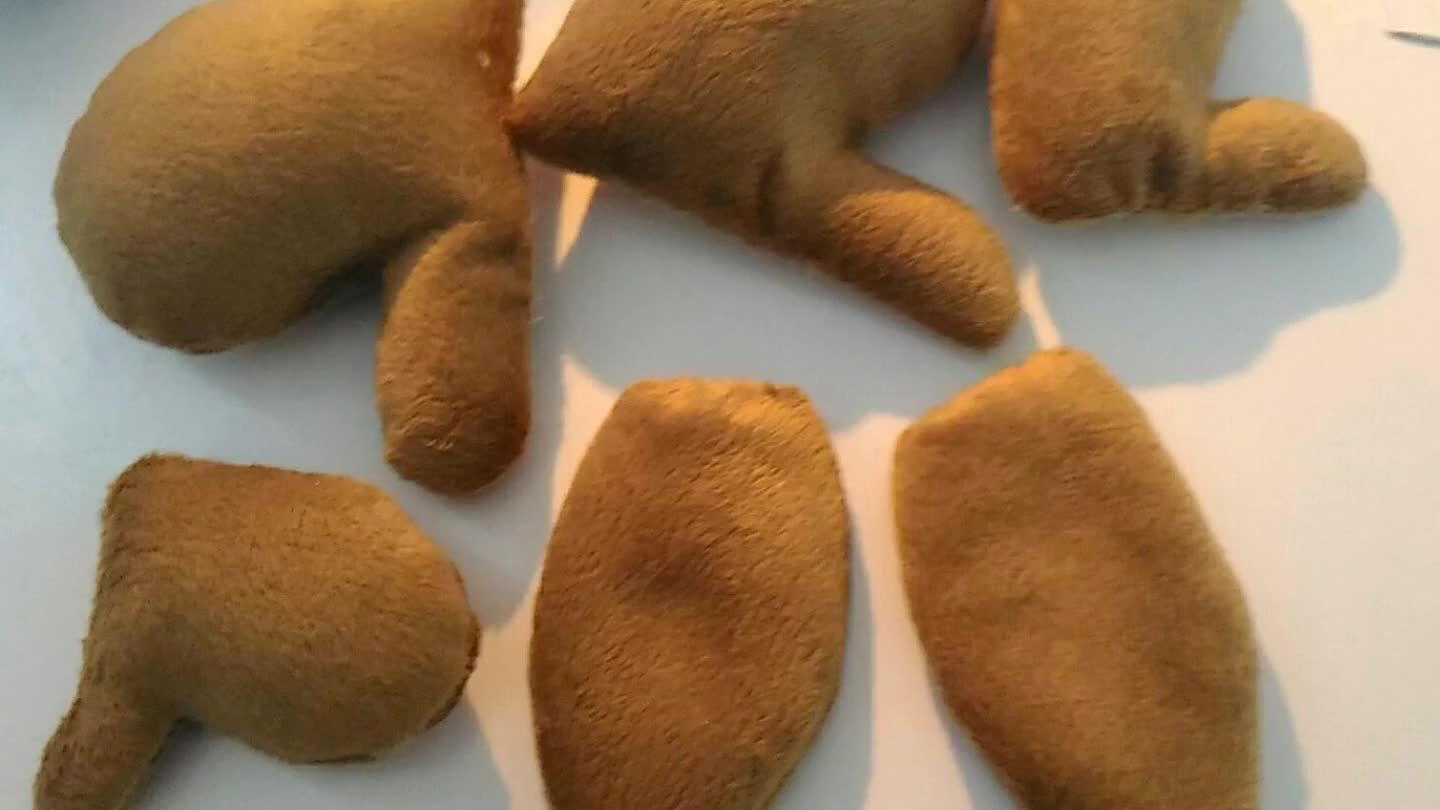 ça pesponto nas orelhas para que fiquem bem finas ( à mão ou máquina)
