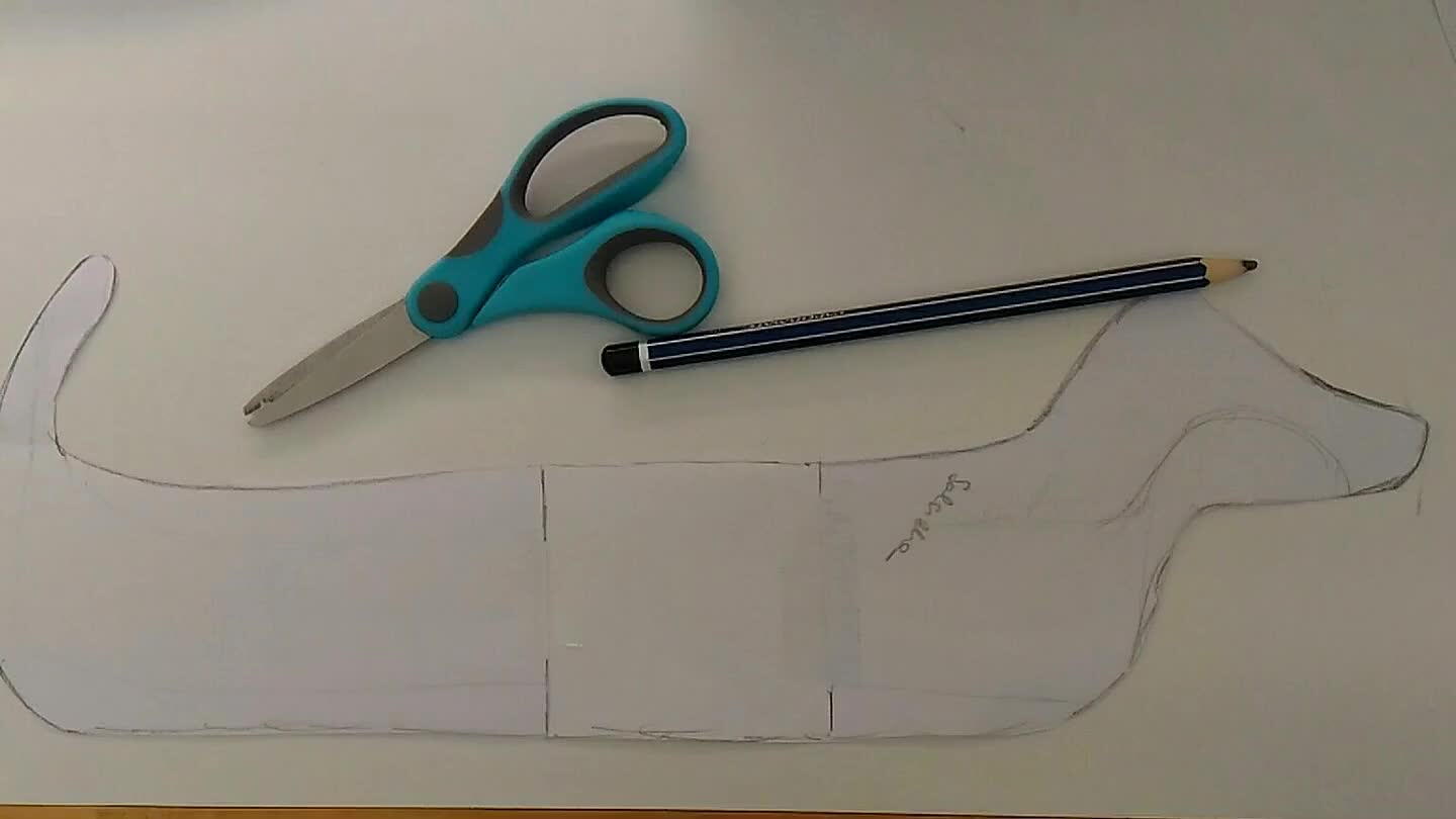 ao meio ( unindo o corpo com o rabo), corte, prolongue a "salsicha", cole com fita adesiva, recorte e só depois passe para o tecido