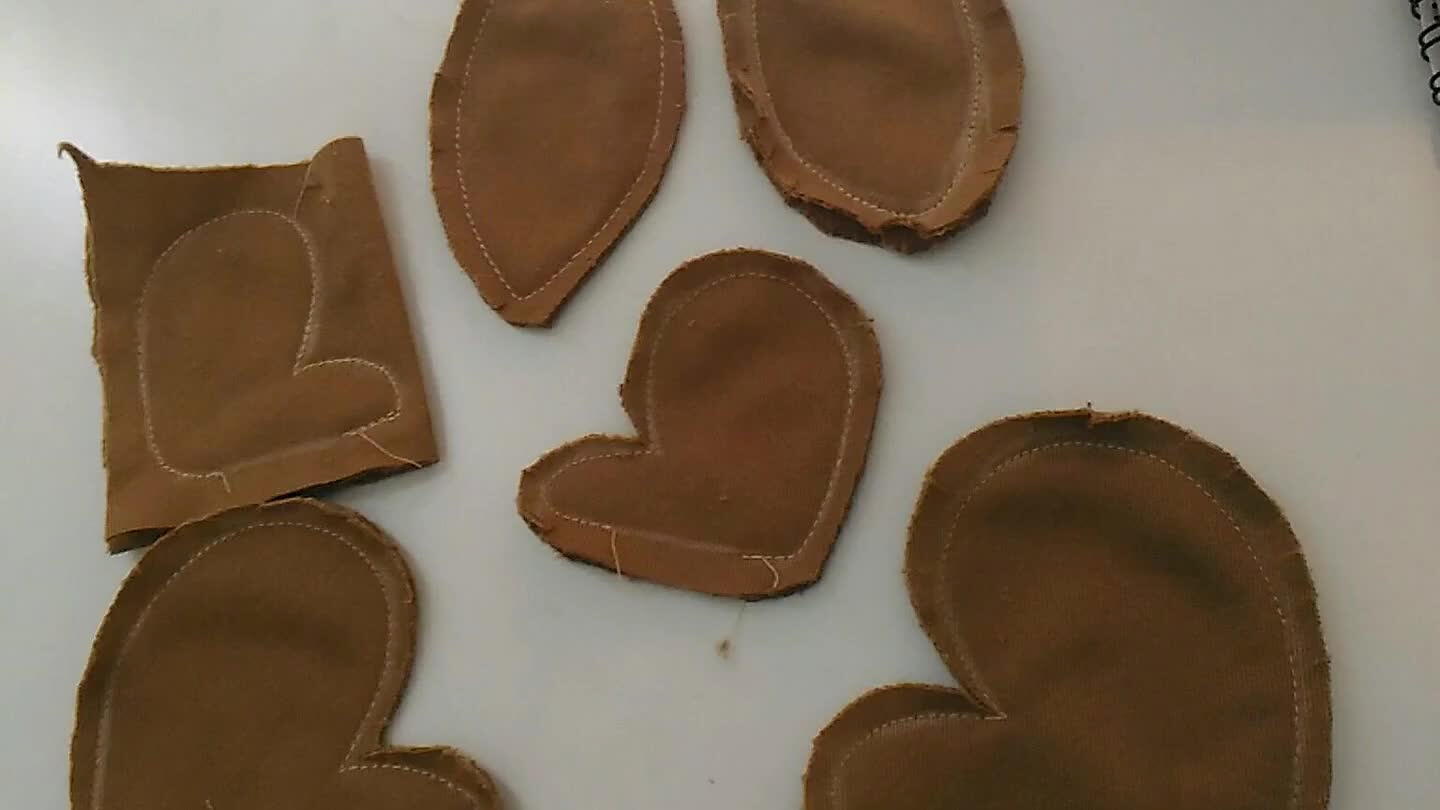 mais a pena costurar pra depois cortar no formato ( fazer piques nas parte arredondadas e deixar abertura para desvirar)