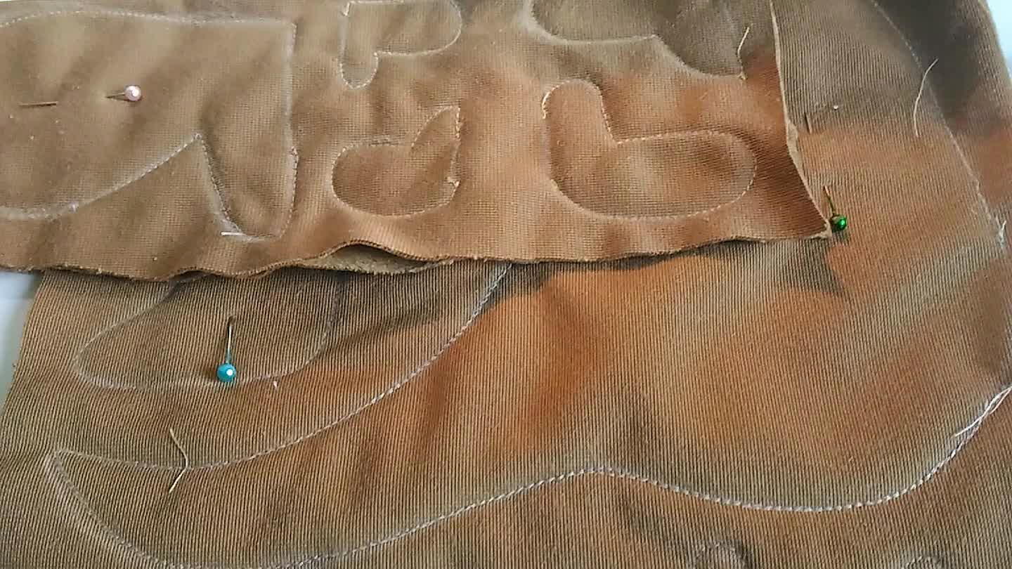 co e o outro marrom. Recorte todas as peças, faça piques nas partes arredondadas, não se esqueça de deixar os espaços para desvirar sem costura.