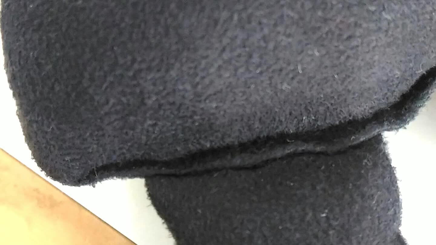 orpo. mãos e os pés antes de fazer a costura do formato dos braços. Passe uma costura unindo a frente e as costas do boneco lembrando de deixar abertura para desvirar ( sempre fazer piques nas partes arredondadas). Preferi colocar as pernas e braços depois e passar a costura por cima, mas pode ser feito como na boneca Frida, que posicionei braços e pernas antes da costura do corpo