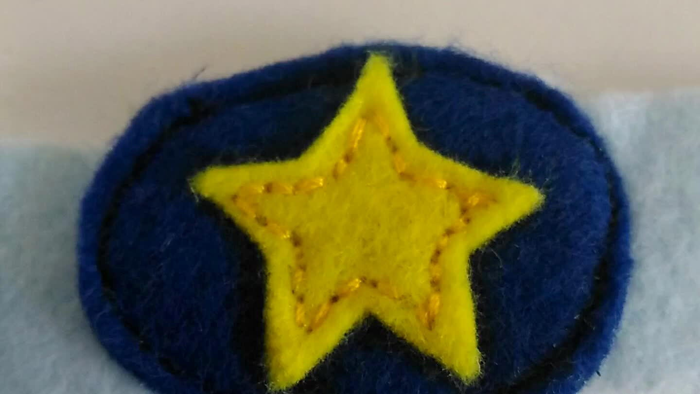 hos pode ser pesponto ou caseado). Coloque um pedacinho de velcro para fechar o cinto.