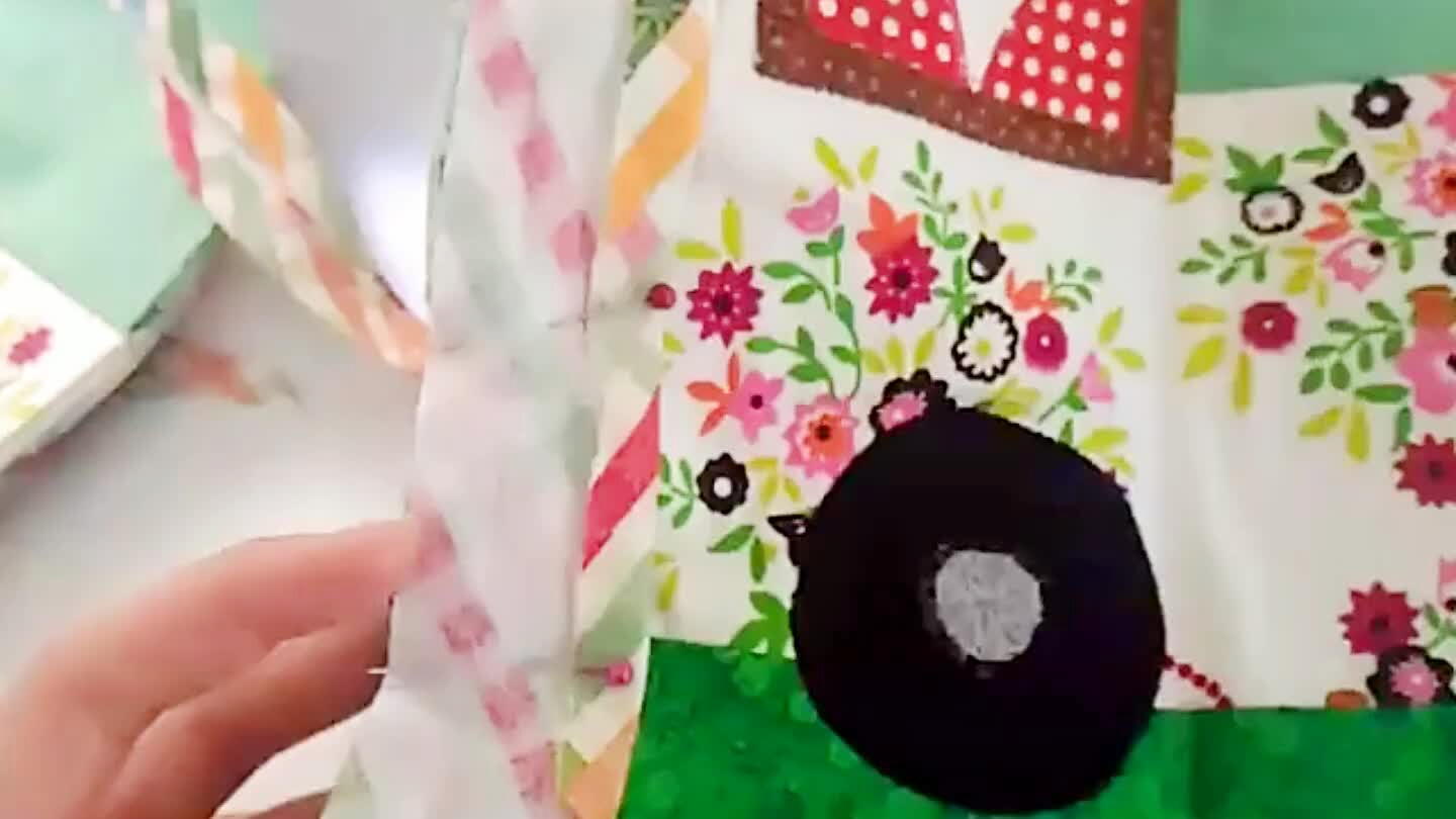 Aplicando o viés: faça um sanduíche com os tecidos da lateral ( forro como tecido virado para fora, manta e o tecido externo virado para fora, una com a lateral, também em sanduíche e alfinete com o viés), ( se não me engano tem um pezinho de máquina para passar viés, eu não tenho, então faço dessa forma do vídeo. ( a segunda etapa pode ser feito a maquina ou com pontinho invisível). Existe uma terceira forma de passar o viés, que é alfinetar as duas partes juntas e passar a costura ( mas tem q cuidar, porque tem muitas camadas, e corre o risco de não costurar todas juntas)