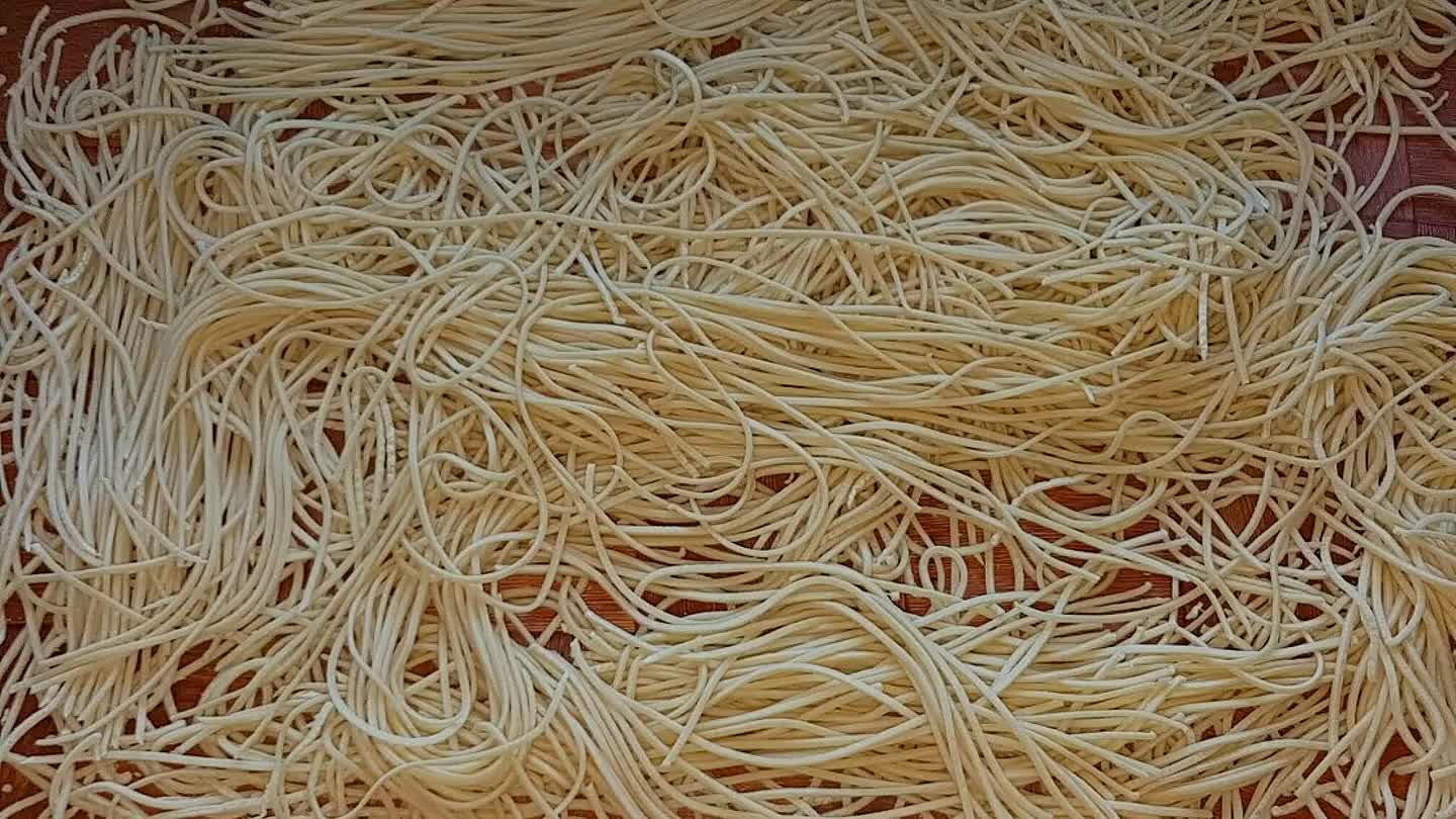 Készítse el a spagetti tésztát tésztagéppel, majd hagyja pihenni