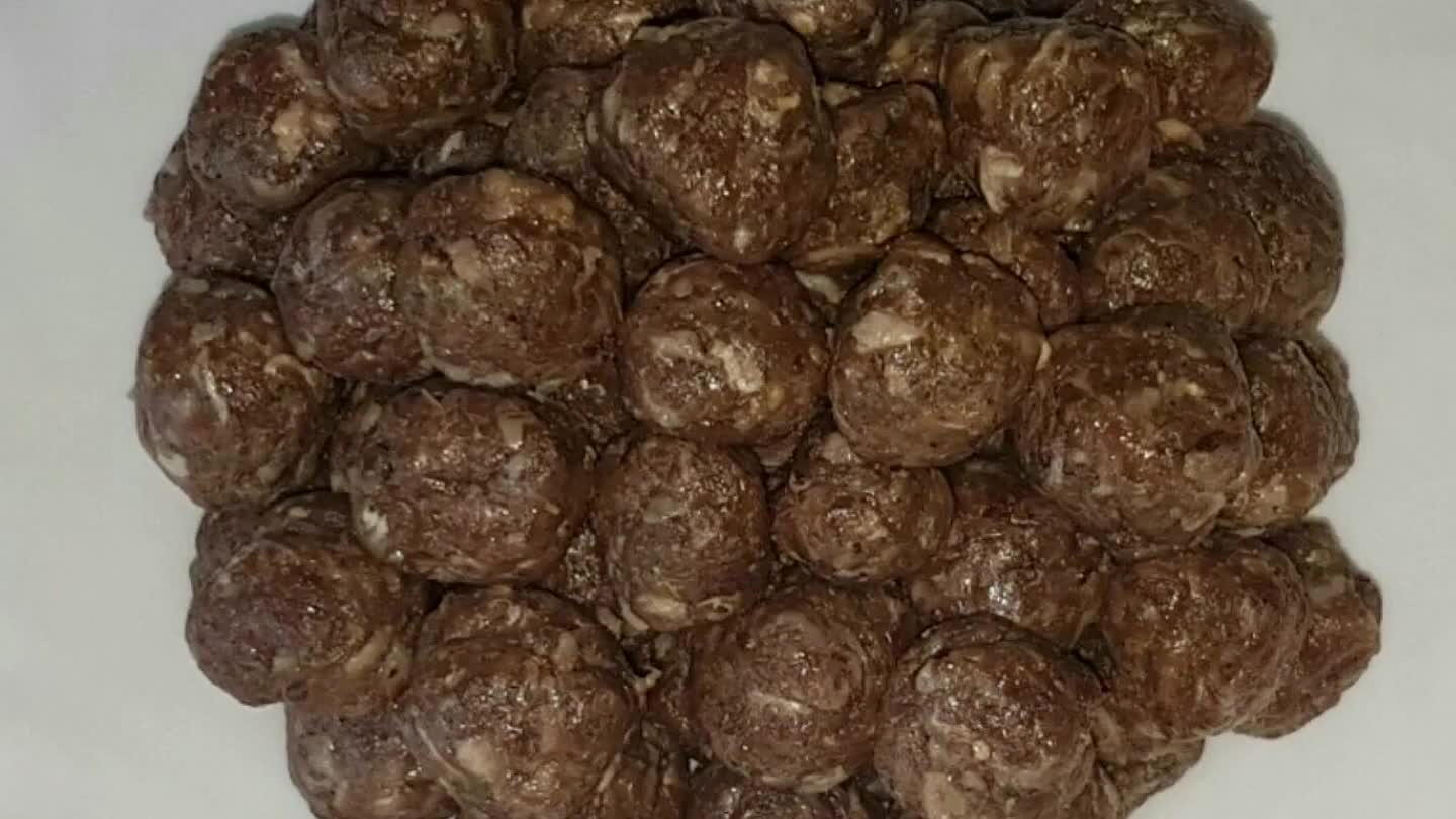 rekkel, és mokkás kanállal formázzon pici, 1-1,5cm nagyságú golyókat