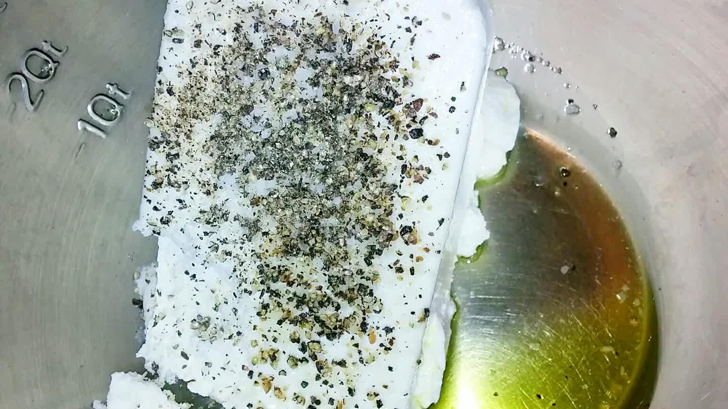 Season the ricotta with some olive oil, fresh ground black pepper and salt. Spread out a layer over the sauce.