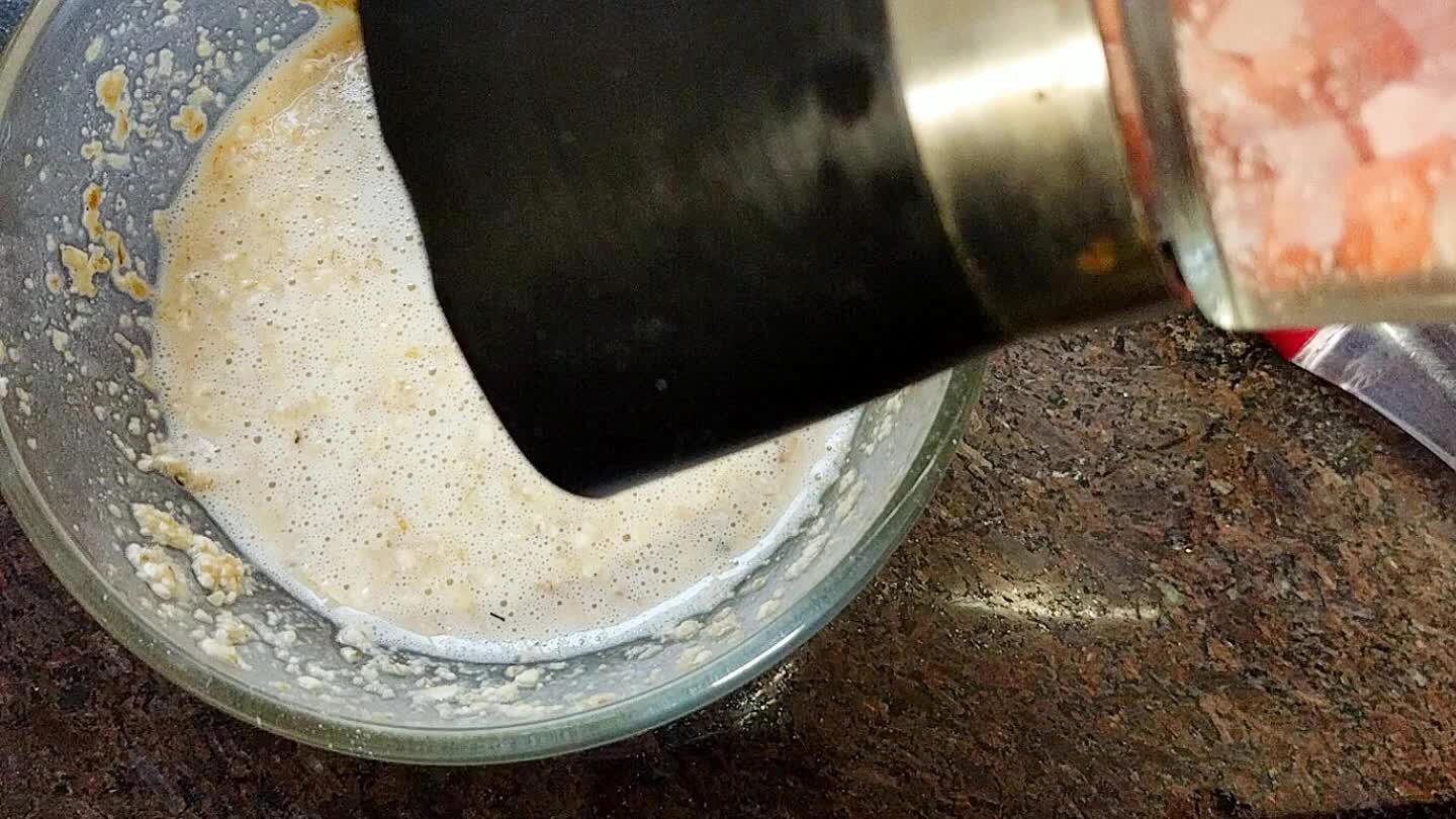 Sal agosto uma pitada, uma colherinha de óleo de coco só pra untar a frigideira