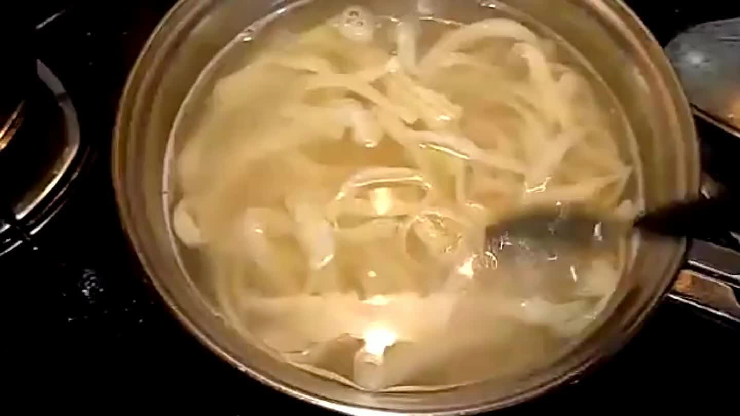 rvendo coloque o macarrão para cozinhar. Cozinhe o macarrão em fogo médio. Assim que estiver no ponto, coe o macarrão e misture com o queijo e a pimenta.