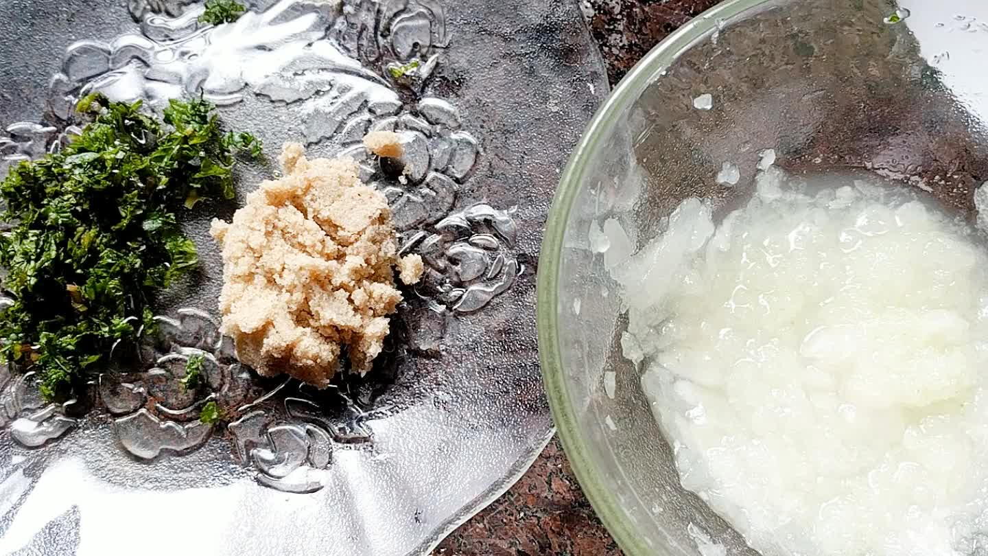 oliva do bom e pimenta Síria 2 pedras de gelo mexe bem acerte o sal usei o temperado com pimenta , misture tudo muito bem , travessa um fio de óleo e hortelã