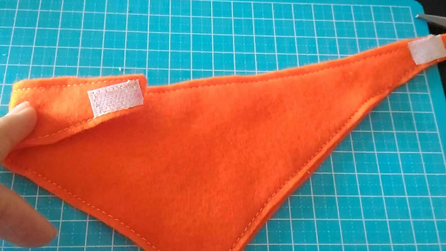 lado oposto da outra parte coloque o outro pedaço, depois una as duas partes com uma costura reta.