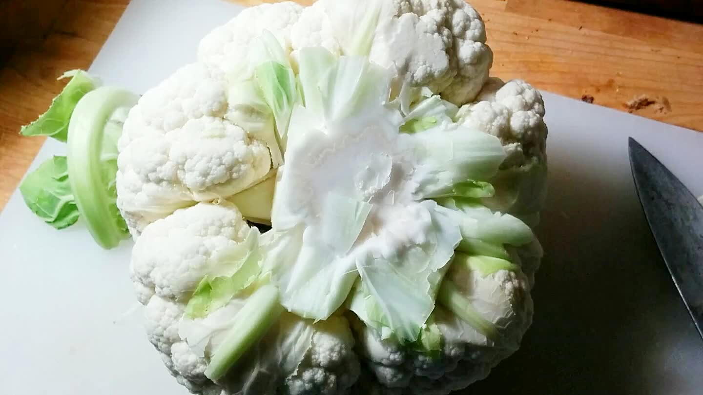 Trim and cut the cauliflower.