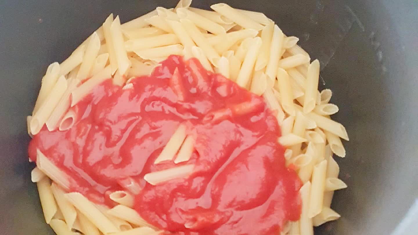 Coloque o macarrão para cozinhar na panela de pressão de 04 a 05 min até o macarrão ficar ao dente (utilizei a panela elétrica mas poderá ser feito na panela convencional).