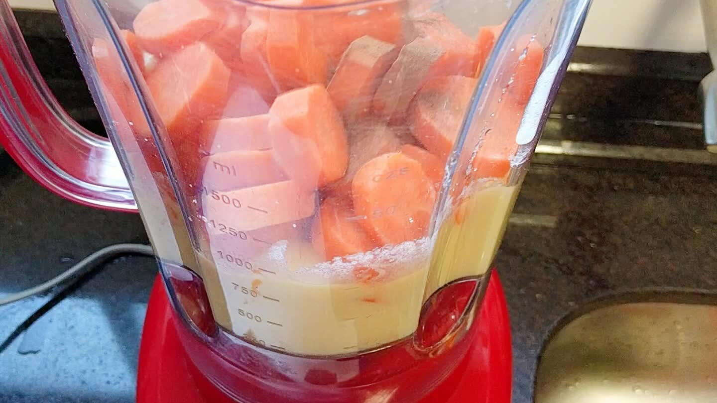Em seguida as cenouras limpas e cortadas, a canela