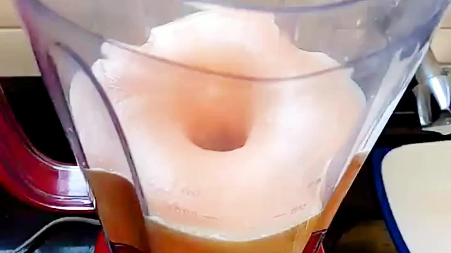 Misturei a farinha no liquidificador (com o liquidificador desligado). Acrescente o fermento.