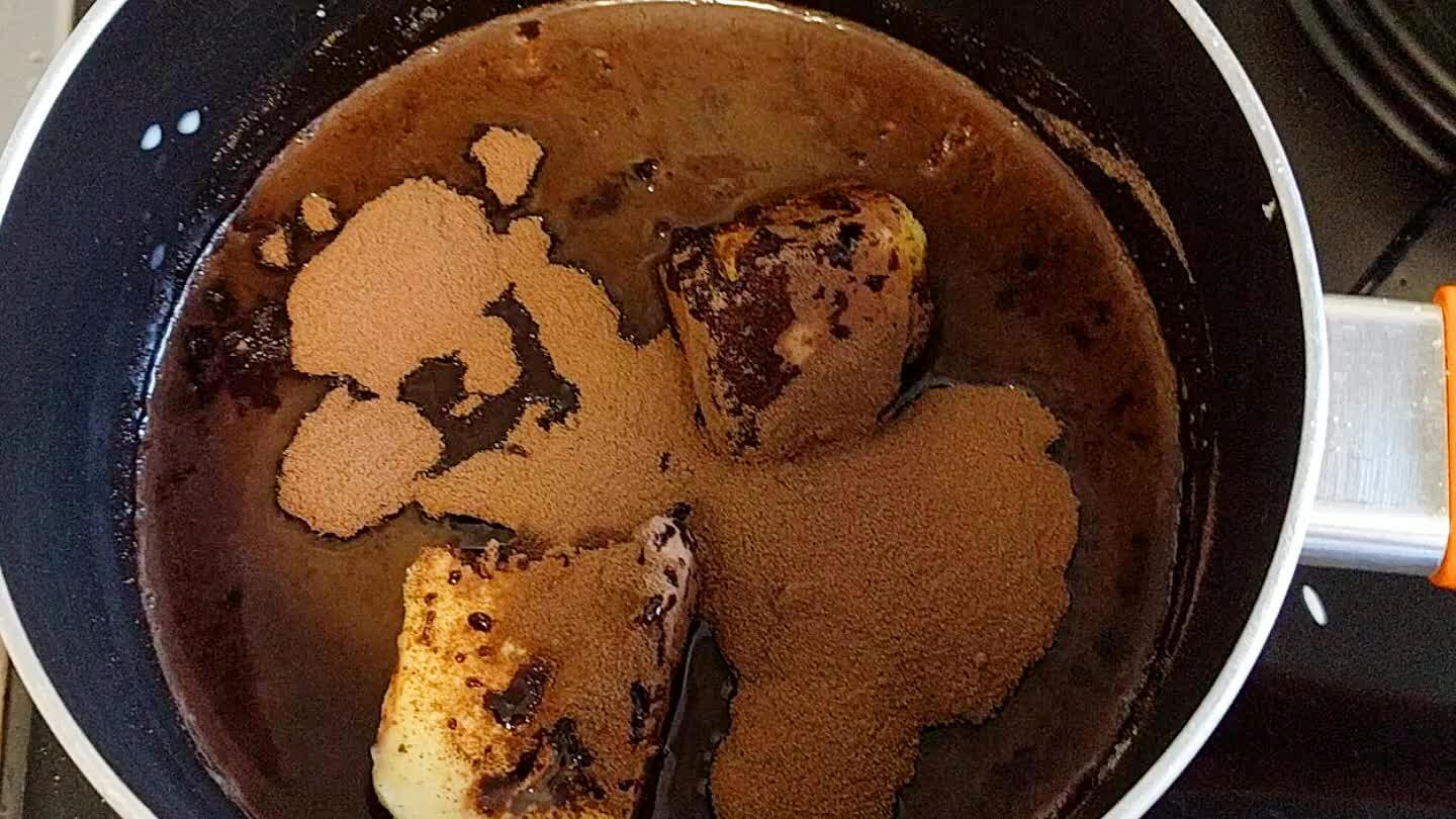 Para cobertura, misture todos os ingredientes e leve ao fogo até engrossar uns 4 minutos. Corte o bolo e despeje a cobertura ainda quente.