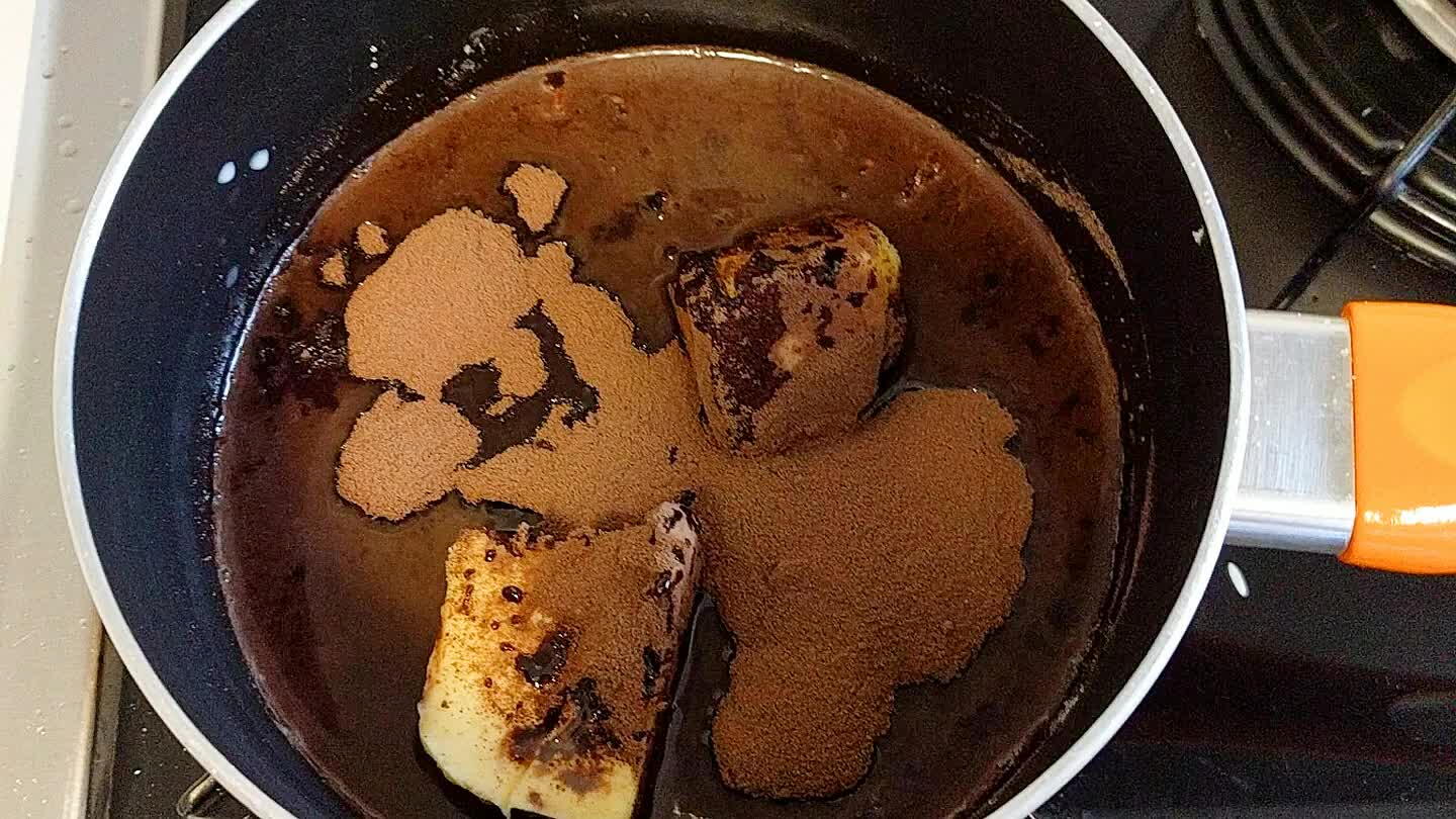 chocolate em pó e meia xícara de leite, leve ao fogo até engrossar uns 4 minutos. Corte o bolo e despeje a cobertura ainda quente.