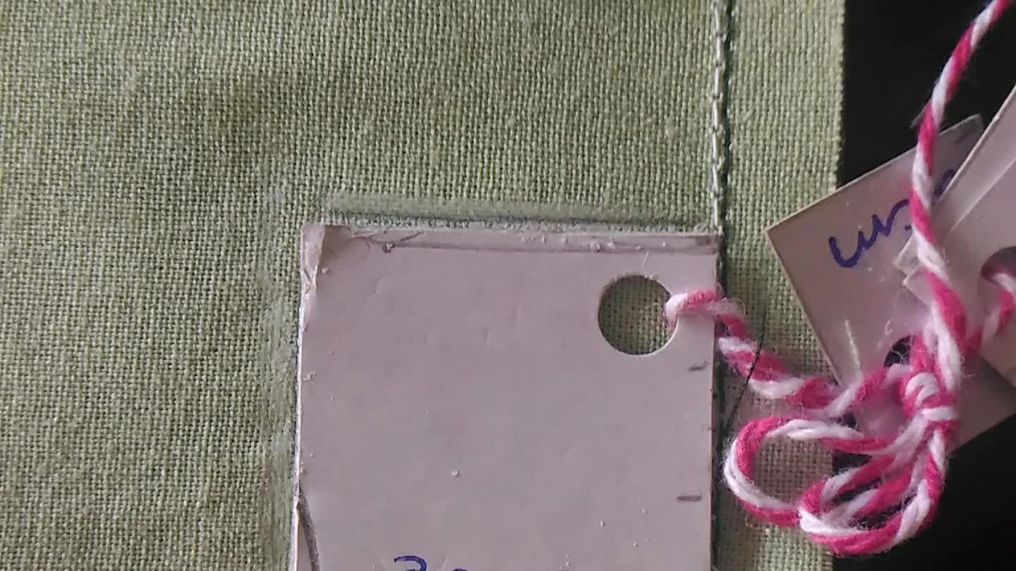 to no lado da manta como no forro). Abra e passe uma costura reta ( ficará com 6 cm de fundo)