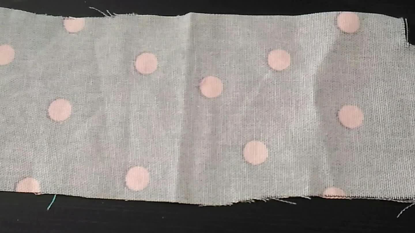 e depois na vertical. Passará duas costuras paralelas com 0,5cm de diferença na parte de cima (costurar com espaçamento 4, não fazer retrocesso nem no começo nem no final), puxar as linhas debaixo para enrugar o tecido. Depois costurar a fita de cetim em cima para acabamento. Como esqueci de tirar foto antes, vou mostrar em um tecido