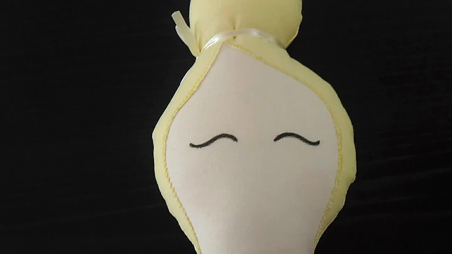 no coque. Lembrando que é melhor fazer pontinhos ao redor da fita de cetim para que não se desfaça