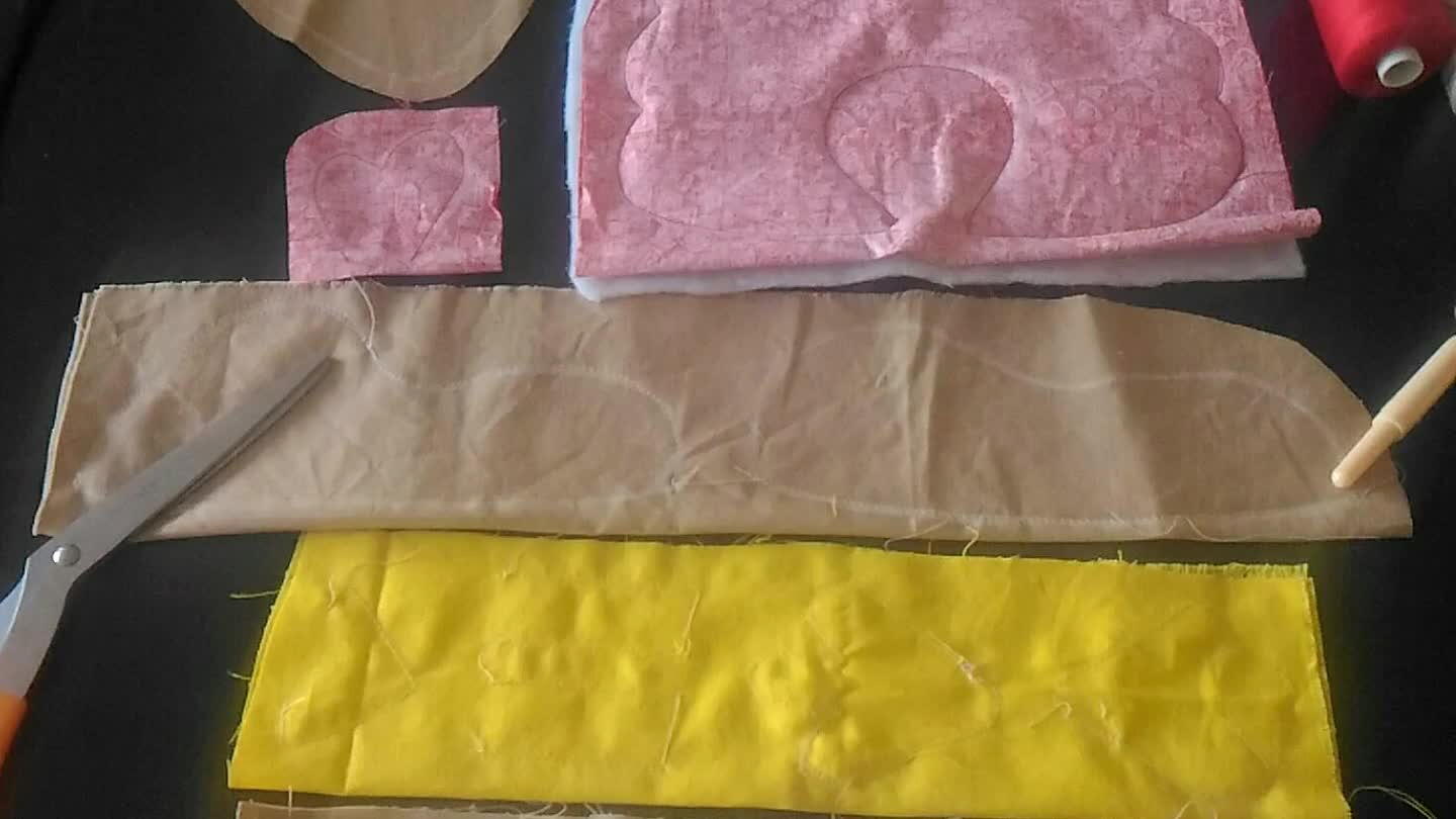 stou apontando com a tesoura e com o pincel na foto)