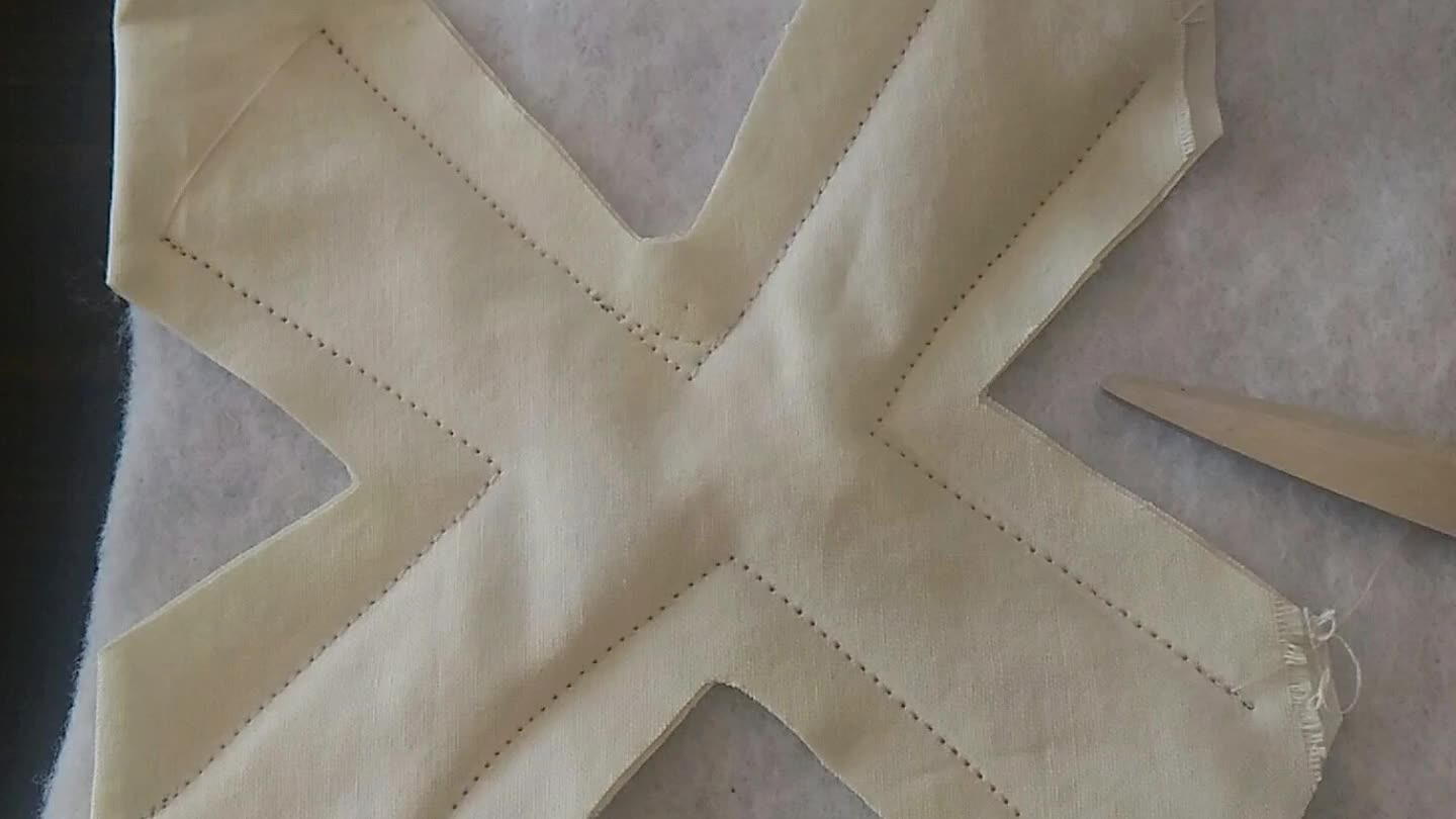 obras e passar uma costura por cima. A faixa em X: 2 tiras de 23cm x 5cm