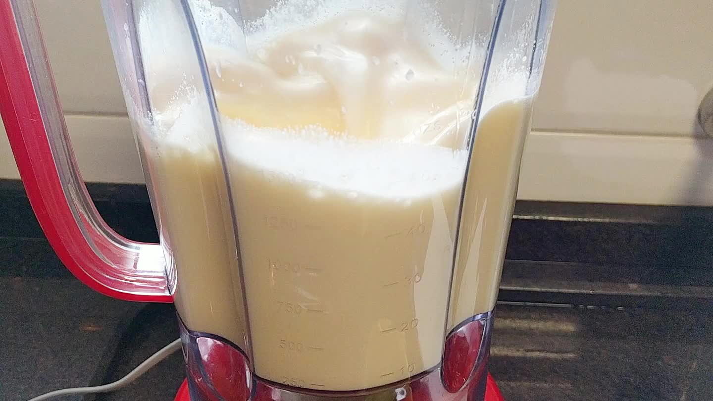Massa : no liquidificador bate os ovos com o leite, acrescente aveia , sal , 2 colheres de farinha, bate.