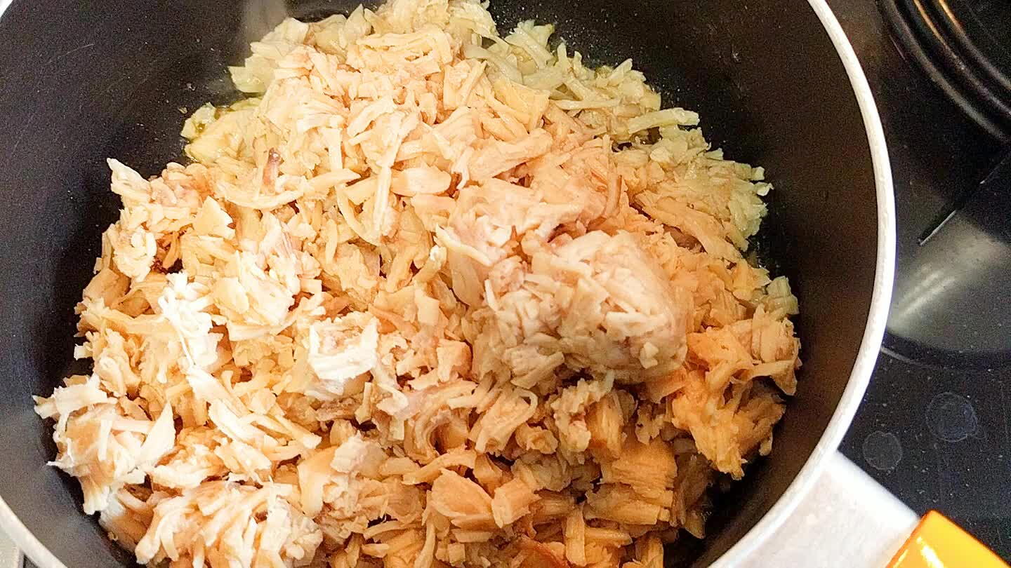 Coloque a carne, a cebola, deixe fritar até a cebola ficar cozida