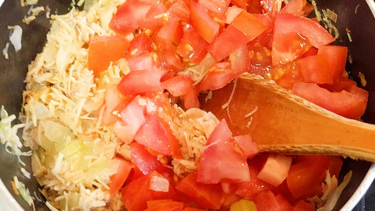 O tomate deixe cozinhar um pouco, o milho e as azeitonas picadas, salsinha, cebolinha.