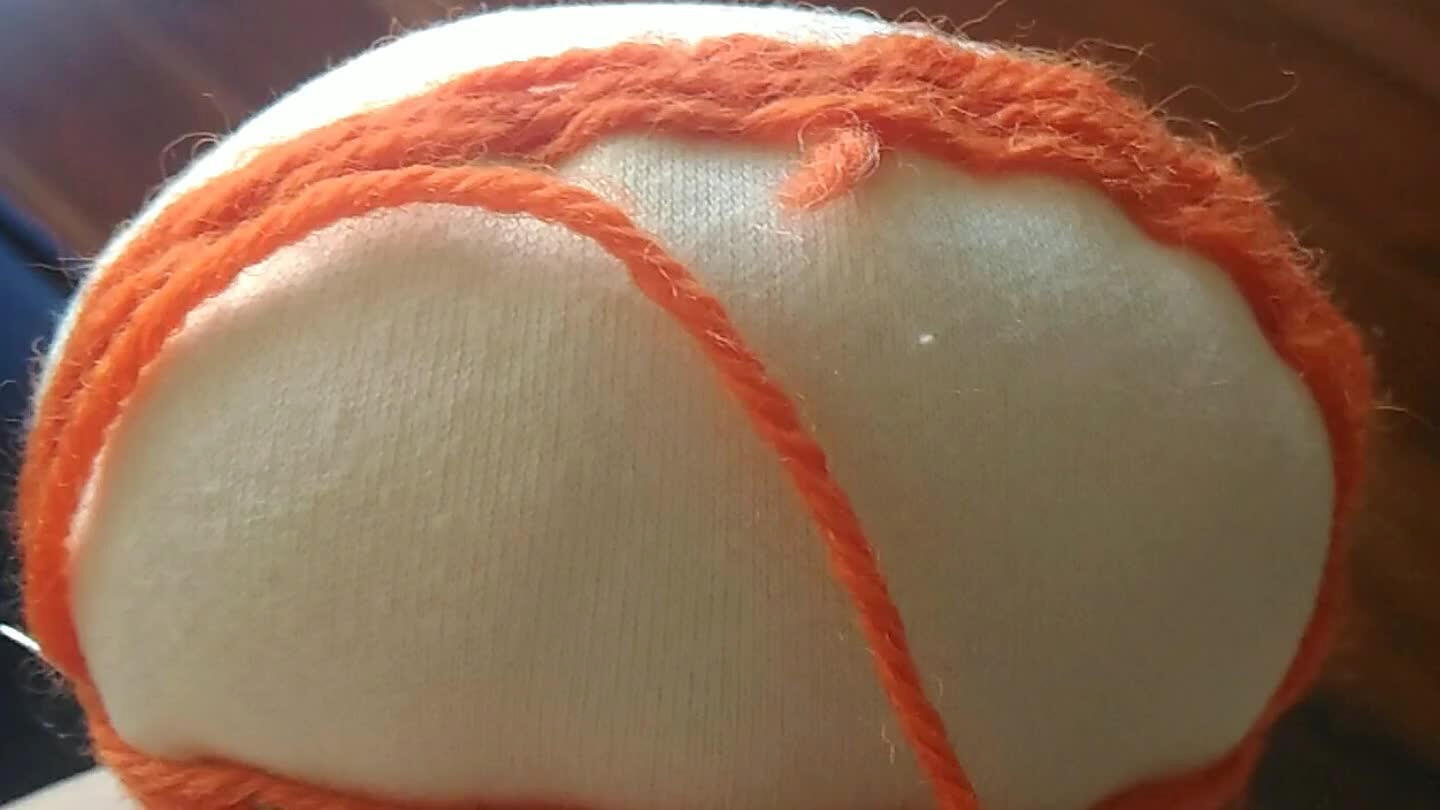 cor da lã, posicione circundando a nuca da boneca