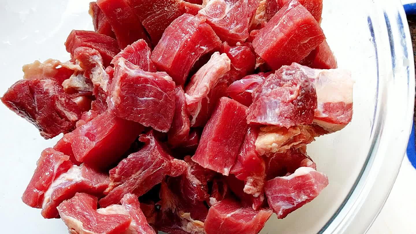 ando a água, cozinhe por 30 minutos na panela de pressão, não jogue fora a água, cozinhe a mandioca na água que cozinhou a carne por 15 minutos e reserve.