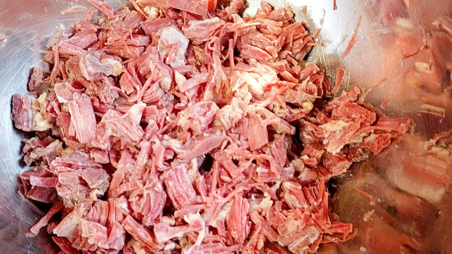 ho, a cebola , acrescente a carne, frite mais um pouco, acrescente os tomates picados sem sementes, uma pitada de páprica, a salsinha e Cebolinha.