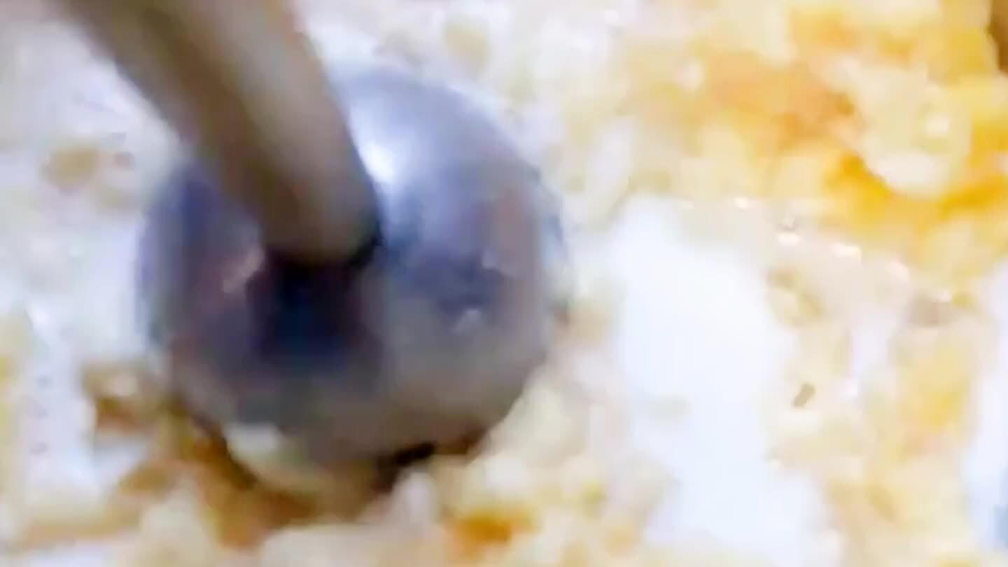 cessar, com o leite coloque a manteiga na panela, põe a mandioca, faça um purê e acerte o sal.