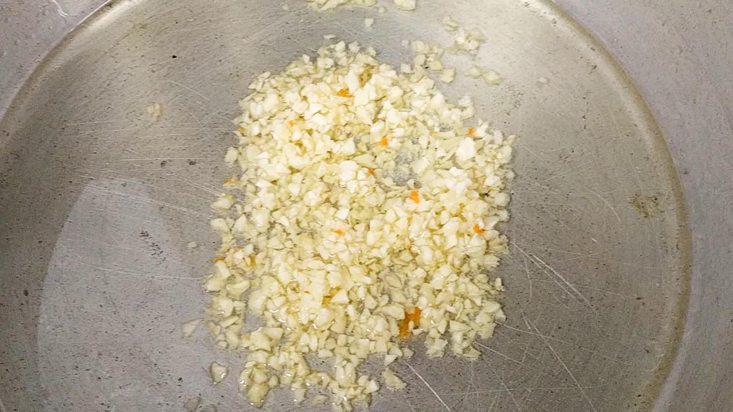 eça o óleo na panela para refogar , acrescente o alho e frite-o, depois acrescente a cebola deixando fritar um pouco, em seguida as cenouras. Frite 5-7 minutos .