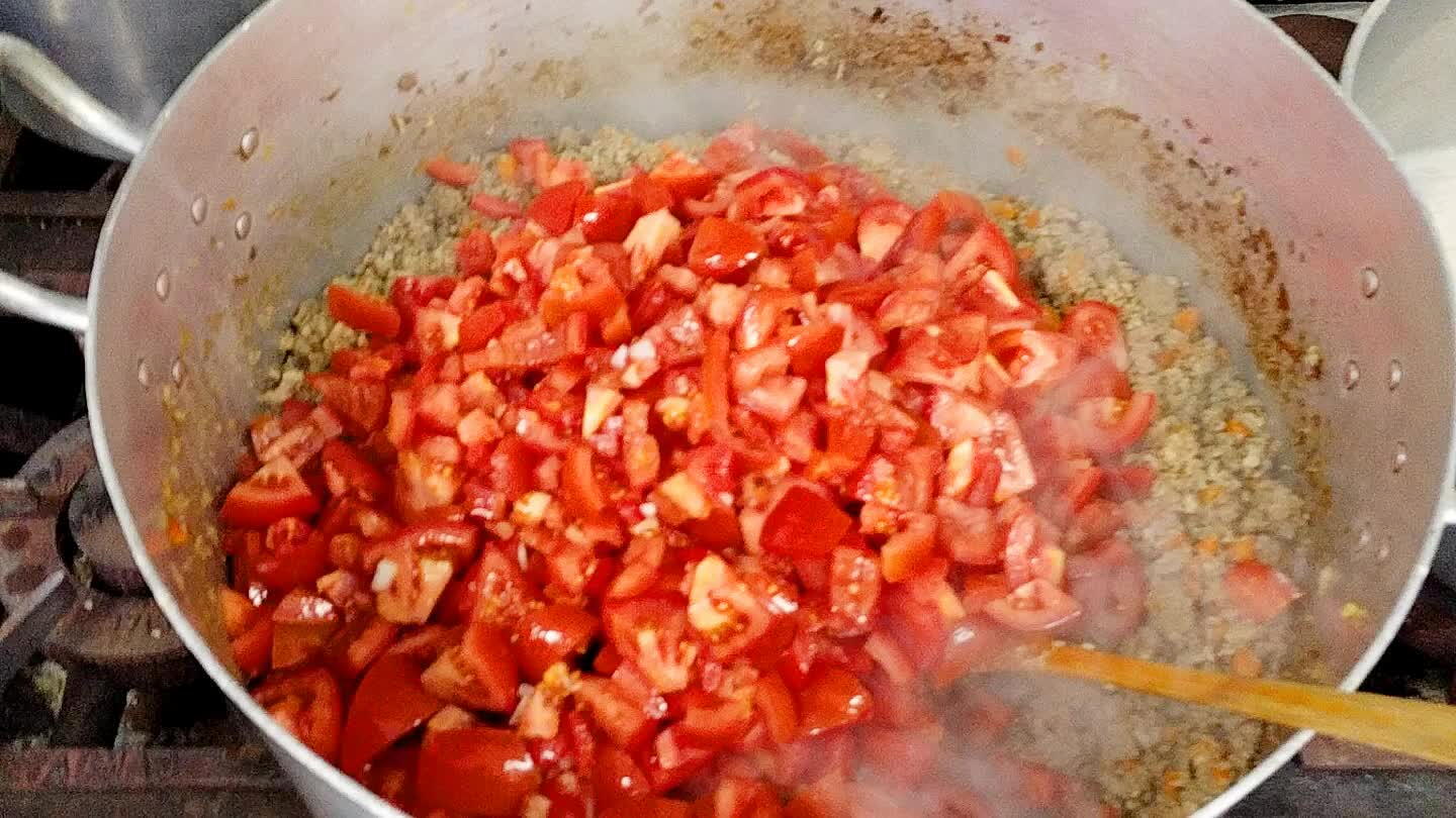 o sal e a pimenta. cozinhe por 1 hora e meia a 2 hora, até o molho ganhar consistência, mexendo vez ou outra.