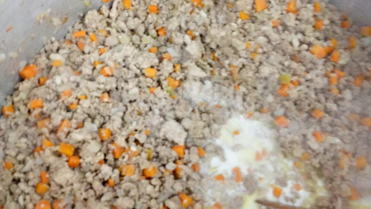 peje o leite deixando o guisado cozinhar por 5 minutos até que o líquido evapore, adicionar o vinho e continue cozinhando por mais 8-10 minutos até evaporar.