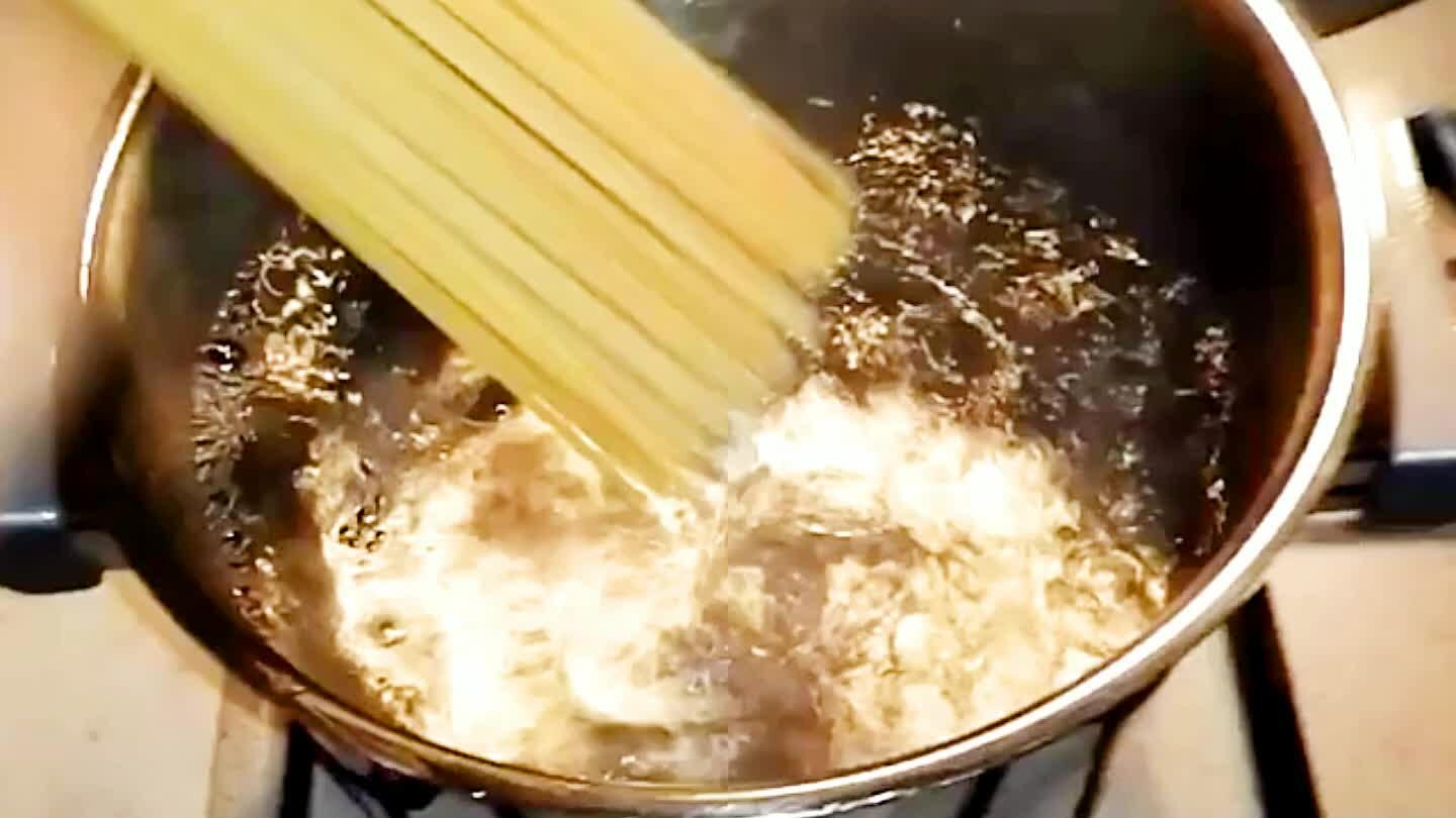 Portare a cottura la pasta in abbondante acqua salata