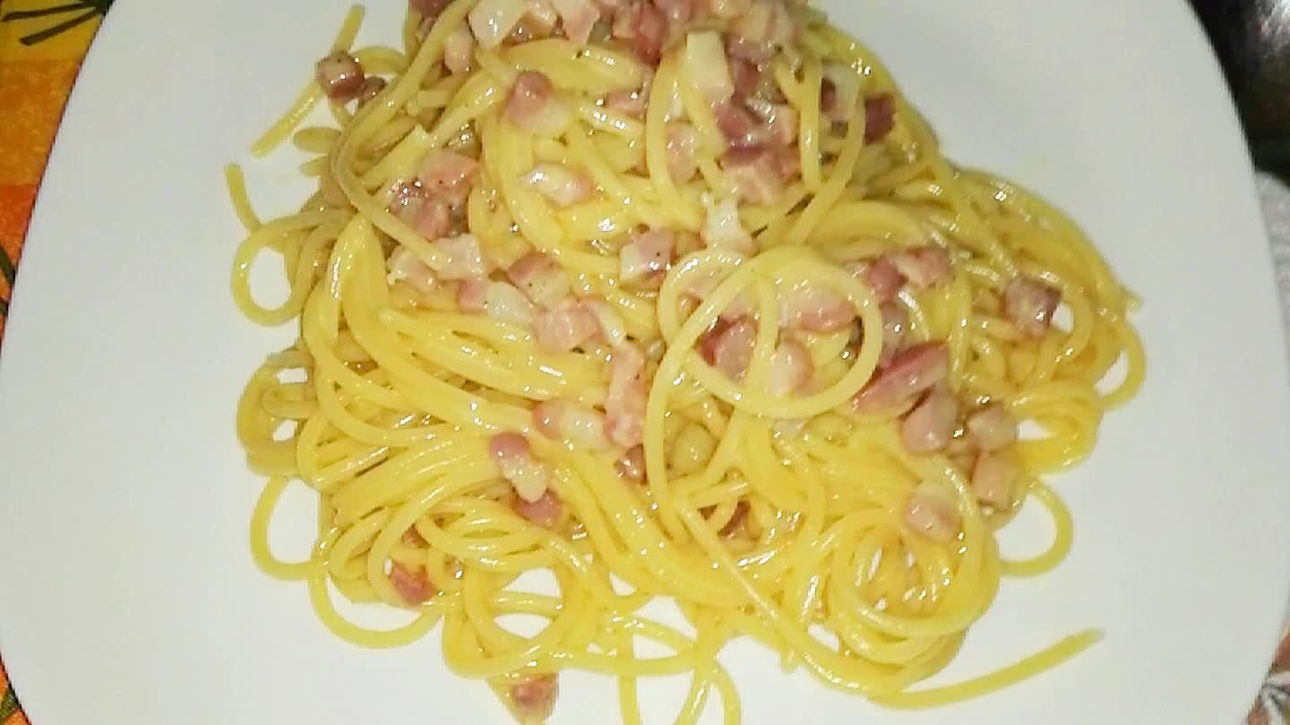 Importare aggiustando di pepe nero macinato.